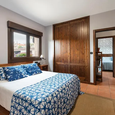 Villa In Sleeps 10 With Pool *