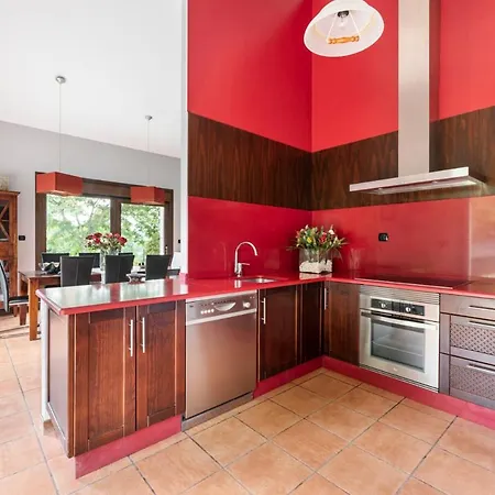 Villa In Sleeps 10 With Pool