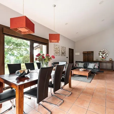 In Sleeps 10 With Pool Villa A Coruña