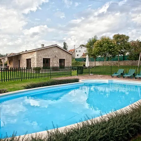 Villa In Sleeps 10 With Pool *