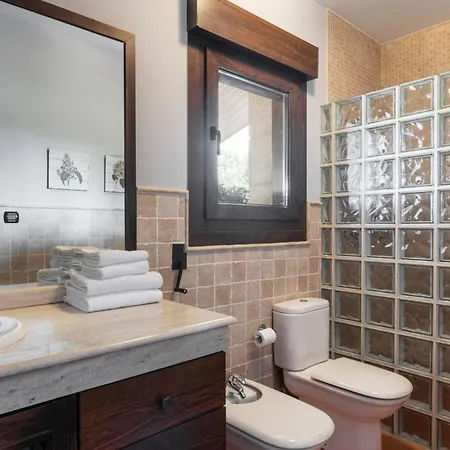 In Sleeps 10 With Pool A Coruña